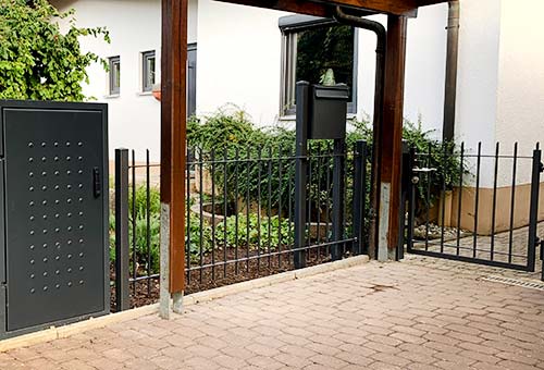 Zaun aus Schmiedeeisen mit Carport