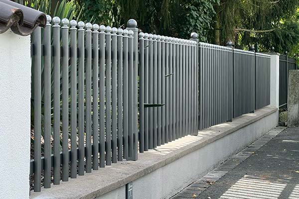 Palisadenzaun mit Kugeln