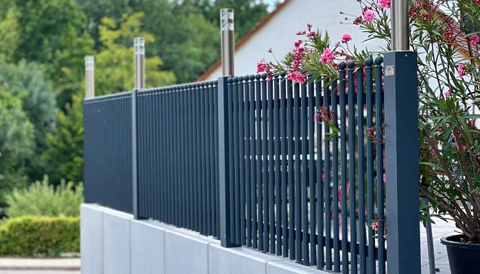Stabiler Zaun aus Metall