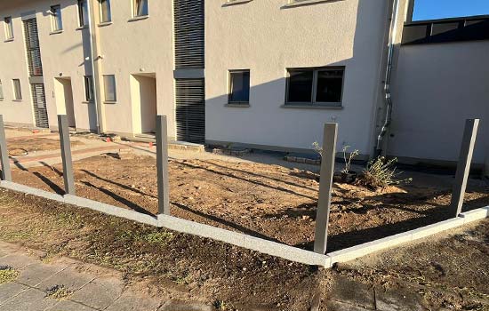 Fundamente und Pfosten des neuen Zauns sind einbetoniert