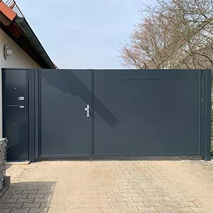 Sichtschutztor mit Tür