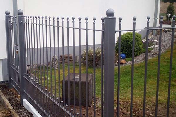 Stahlzaun mit Kugeln als Abschluss